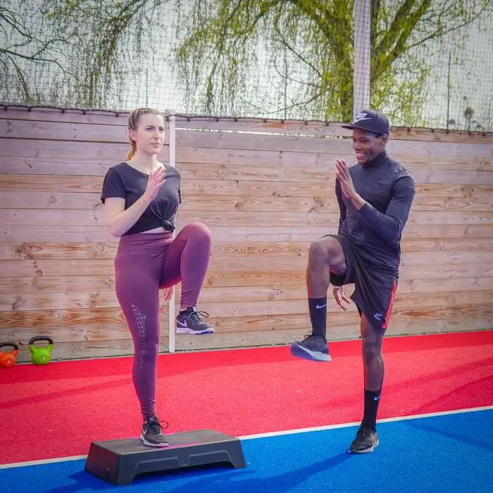 Elie B en extérieur à Angers avec une coaché sur un step