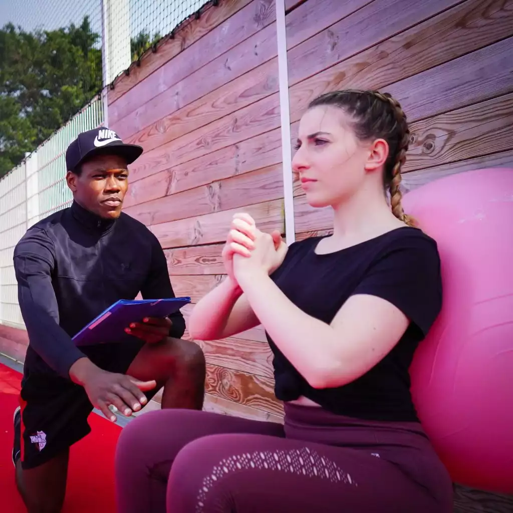 Elie B en extérieur à Angers avec une coaché