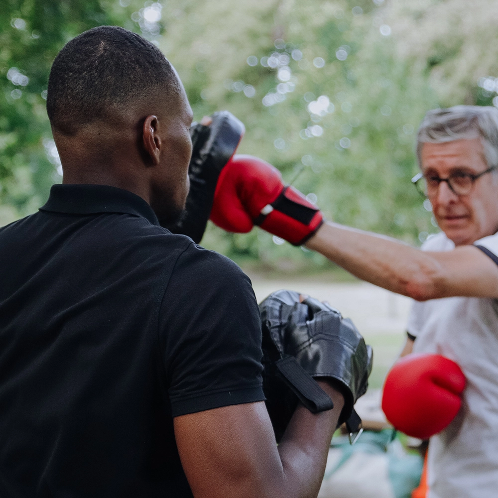 Elie B en train de coacher une personne faisant de la boxe dans un parc sur Angers